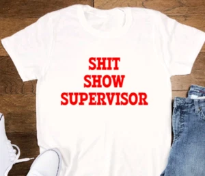 Sh*t Show Supervisor, Unisex weißes Kurzarm T-Shirt - Bild 1 von 2