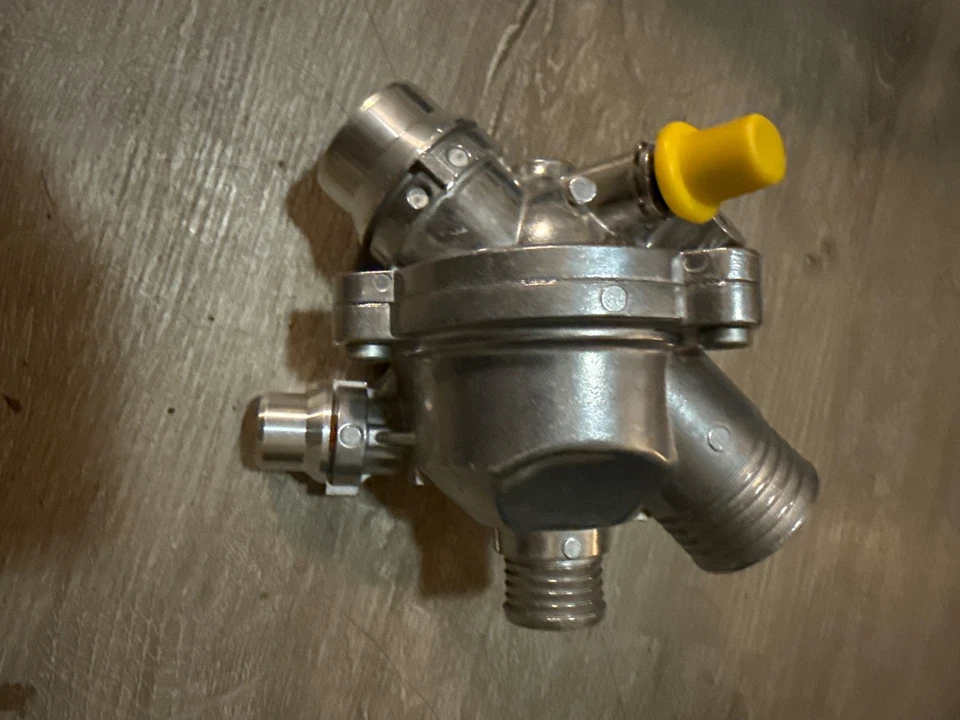 Conjunto de carcasa de termostato de aluminio para BMW E90 E92 E60 325i 328i 330i 335i 525i Foto 1 de 3