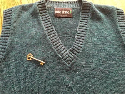 Pine State Sweater Vest Mens M Vintage V-Neck Green Made in USA Acrylic Gold Key - Image 1 of 4