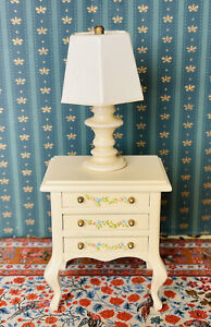 BESPAQ DOLLHOUSE MINIATURE NIGHT STAND HAND PAINTED & Table Lamp