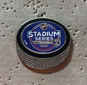 Stadium Series Nashville 2022 NHL Hockey Pin - Foto 1 di 1