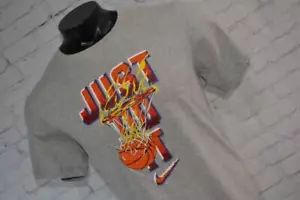 47190-a Camiseta Nike NBA Jams Estilo Logotipo On Fire Gris Talla Grande Dri-Fit Para Hombre - Imagen 1 de 8