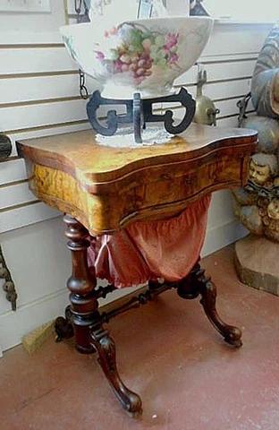 VERMONT ESTATE FEDERAL PERIOD FINE BURL WALNUT SEWING STAND AND GAMING TABLE Cover