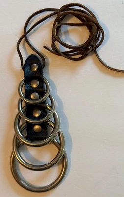 COLLAR COLGANTE CUERO JUNTA TÓRICA AÑOS 80 METAL ACERO REMACHES PUNK RETRO BIKER Foto 1 de 4