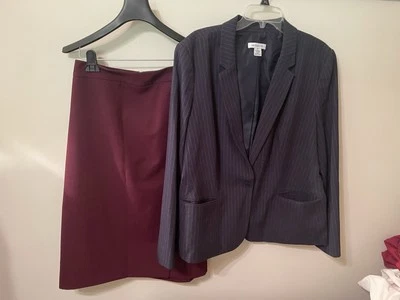 Liz Claiborne women's navy blue and burgundy suit with skirt and jacket--size 18 - Image 1 of 4