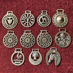 11 x Vintage & Antique Horse Brasses, Hearts, Stars, Octagonal Boss, Rose etc - Foto 1 di 12