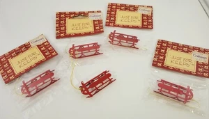 CASA DELLE BAMBOLE MINIATURA LOTTO 5 SLITTE IN METALLO ROSSO ANCORA IN CONFEZIONE LUNGA 2" - Foto 1 di 4
