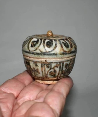 Pequeño contenedor antiguo cubierto de cerámica/gres Sawankhalok de Tailandia Foto 1 de 4