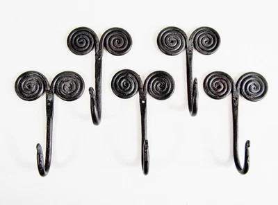 Juego de 5 ganchos de pared vintage forjados a mano rústicos de hierro forjado doble espiral Foto 1 de 4