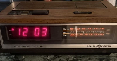 Radio reloj despertador digital AM/FM vintage GE General Electric 7-4640D - ¡Funciona! Foto 1 de 4