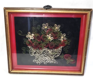 Quillwork di carta vintage fatto a mano incorniciato su velluto nero 9"3/4"x11"3/4" - Foto 1 di 6