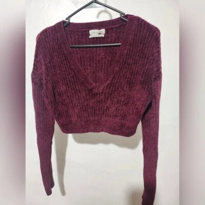 Suéter corto Urban Outfitters para mujer talla mediana color granate Foto 1 de 4