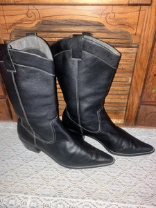 Stivali western di design Anne Klein 10M in pelle nera delicatamente indossati usati - Foto 1 di 6