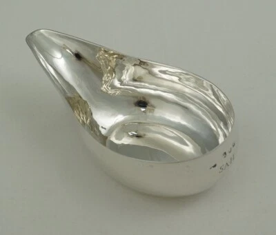 Buen bote antiguo de plata esterlina georgiana de 4 3/4", Londres 1771, 122 mm, 63 g. Foto 1 de 4