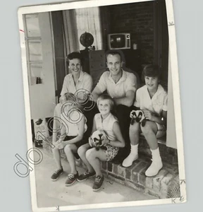 ASTRONAUT ALAN SHEPARD w American Family & Cats 1961 NASA Press Photo - Picture 1 of 2