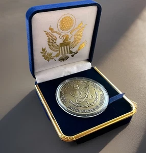 Defense Intelligence Agency (DIA) Challenge Coin mit blauem Samtetui. - Bild 1 von 8