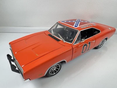 Литая модель ERTL Warner Brothers General Lee с черным вариантом интерьера 1:18 в масштабе 1:18 - Изображение 1 из 4