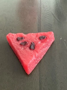 Wassermelone Keil/Scheibe Vintage Gummi Kühlschrankmagnet 2 x 1,75 x 0,5" - Bild 1 von 2