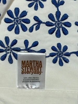 Martha Stewart Everyday tablecloth 58x78 rectangle white w blue flowers country - Image 1 of 4
