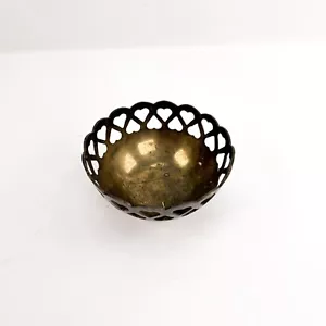 Tazón de latón vintage con recortes de corazón joyería maciza plato de baratija retro MCM 5" - Imagen 1 de 9