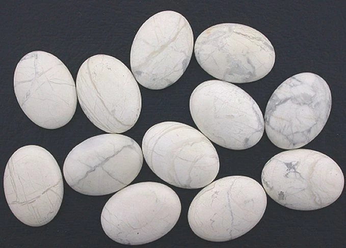 UNA PIEDRA PRECIOSA CABUJÓN HOWLITA BLANCO CREMA OVALADA 30x22 Foto 1 de 1