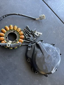 2005 2006 05 06 SUZUKI GSXR 1000 ESTATOR MAGNETO ALTERNADOR GENERADOR CUBIERTA OEM - Imagen 1 de 19