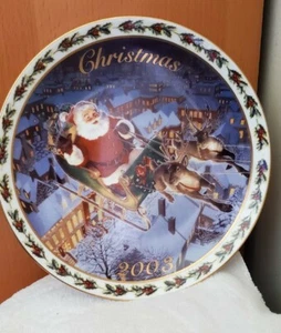 Christmas Plate "Coming to Town" 2003 ~By Tom Newsom, Santa, Gold Trim, Avon - Picture 1 of 11