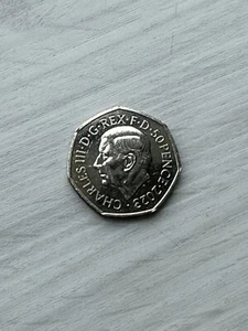 Truco de Magia Moneda Primer Plano Rebanadas Rey Carlos 50p - Moneda Dividida - Bolsa de Monedas - Imagen 1 de 4