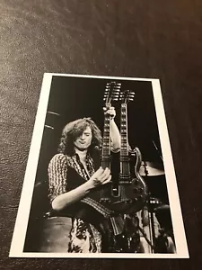 CARTOLINA NUOVA 6X4 MUSICA NON SPEDITA - CONCERTO LED ZEPPELIN - PAGINA JIMMY...SLOT 140 - Foto 1 di 2