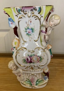 Vintage weiße Vase mit Cherubs, Engel bunte Blumen Goldrand 7,5" hoch - Bild 1 von 5