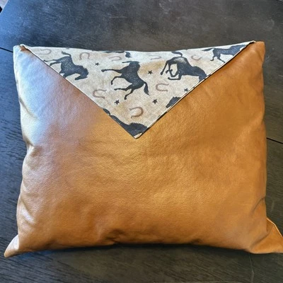 Almohada decorativa de cuero sintético marrón 18”x14” pulgadas para caballos tema vaquero occidental Foto 1 de 4