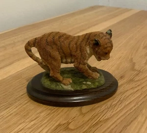 Landkünstler Tigerjunge auf Holzsockel - Bild 1 von 4