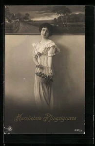 Foto-AK NPG Nr.237 /3: Hübsche Frau mit Blumenkörbchen - Bild 1 von 2