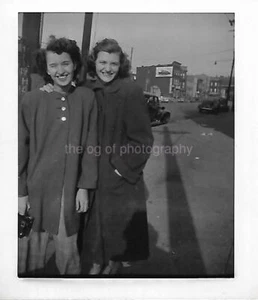 FOTO ENCONTRADA Mujer Bonita NIÑAS DE MEDIADOS DE SIGLO Blanco y Negro ORIGINAL 45 47 N - Imagen 1 de 1