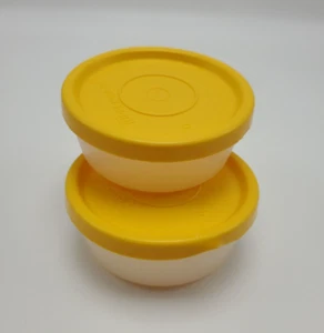 Juego de 2 mini tazas de aperitivos Tupperware 1642 vintage blancas con tapas amarillas 2 oz - Imagen 1 de 3