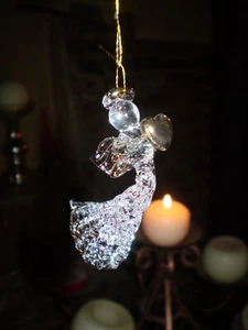 DÄNISCHE WEIHNACHTEN KRISTALL GLAS FLIEGENDER ENGEL ORNAMENT MIT HERZ, HÄNGEND AN KORDEL - Bild 1 von 1