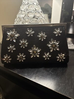 Encantador bolso de mano Charlie negro con flores de estrás  Foto 1 de 4