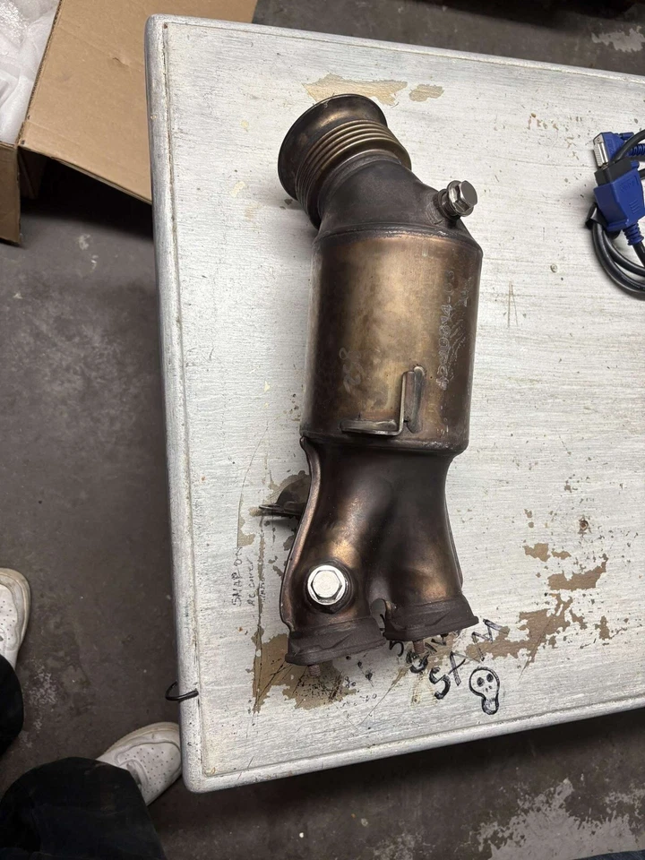 2011 bmw 335i catalytic converter - Image 1 of 2