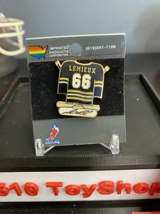 Vintage NHL Pittsburgh Penguins Mario Lemieux #66 Jersey Souvenir Label Pin - Picture 1 of 2