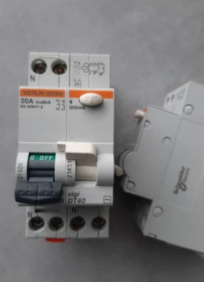 DISJONCTEUR 21026 DIFFERENTIEL 21451 MERLIN GERIN 20A 300mA OCCASION - Photo 1/2