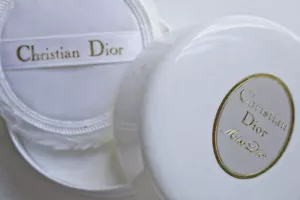 100% AUTÉNTICO MÁS ALLÁ RARO ENORME 8 OZ PERFUME DE COLECCIÓN MISS DIOR POLVO Y SOPLO - Imagen 1 de 7