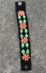BORDADO Brazalete Peruano Florido HECHO A MANO/Negro con Multicolor. - Imagen 1 de 4