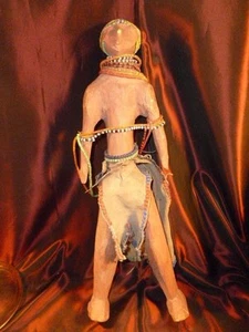 SCULTURA ANTICA 1800 LEGNO INTAGLIATO A MANO TRIBALE AFRICANO STREGONE MEDICO PERLINE - Foto 1 di 12