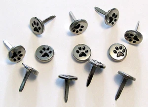 Brads de metal estampado de pata redonda PLATA *** Lote de 48 - Imagen 1 de 2