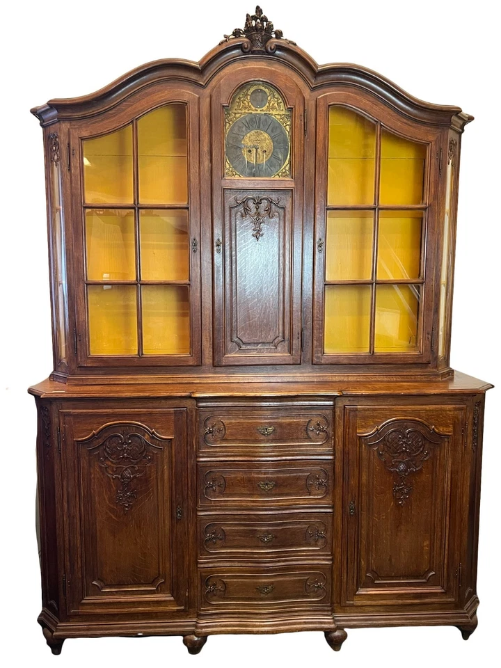 Antigua cabaña de roble francés con reloj y detalles tallados, principios de 1900 Foto 1 de 4