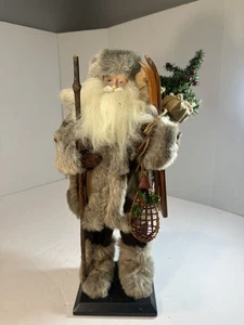 Estatuilla grande de Papá Noel nórdico de 18 1/2'' con esquís - Imagen 1 de 5