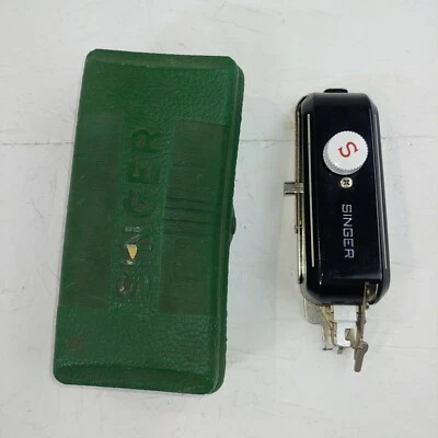 VINTAGE SINGER BUTTON HOLE MAKER NO. 160506 ORIGINAL CARRIER 1948 - Image 1 of 4