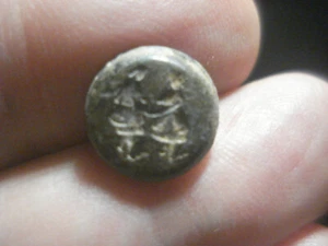 BOTÓN ANTIGUO PAREJA DANZANTE - METAL COBRE - SIGLO XVIII - ESPAÑA - MUY RARO - Imagen 1 de 2