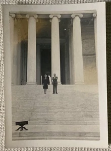 Vintage Foto Sept 1945 Menschen auf Stufen des Obersten Gebäudes DC B & W 3,5"x2,5" - Bild 1 von 2