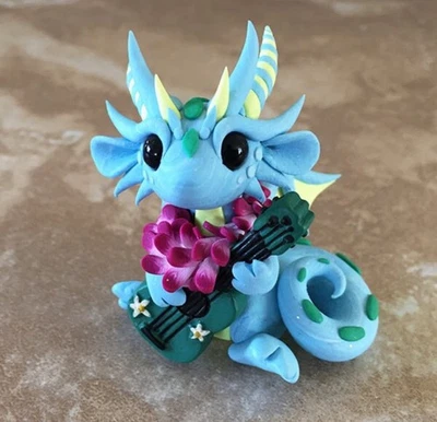 Dragón Azul con Ukelele Original Escultura de Arcilla por Dragones y Bestias Foto 1 de 4